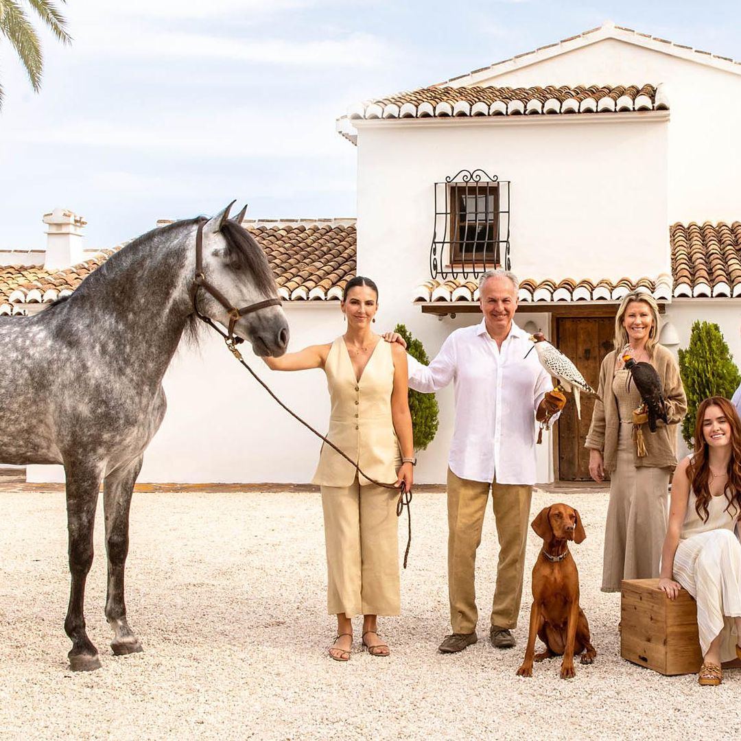 Entramos en la elegante y acogedora casa de Fran Bolinches, uno de los mejores cetreros del mundo, y su mujer, la interiorista Susana Lozano, en la costa mediterránea