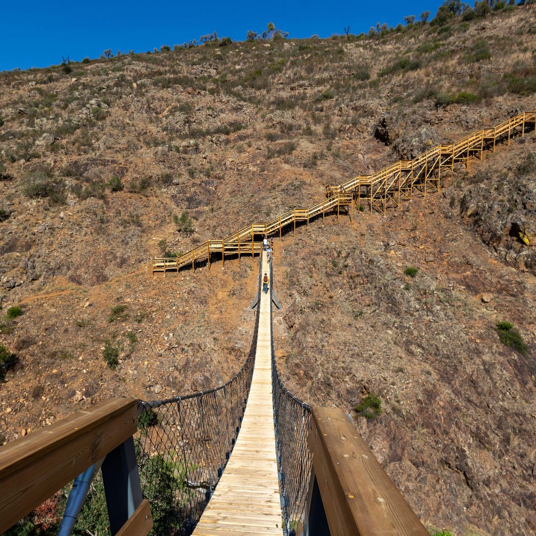 Puente colgante en las pasarelas del barranco do Demo, Algarve, Portugal