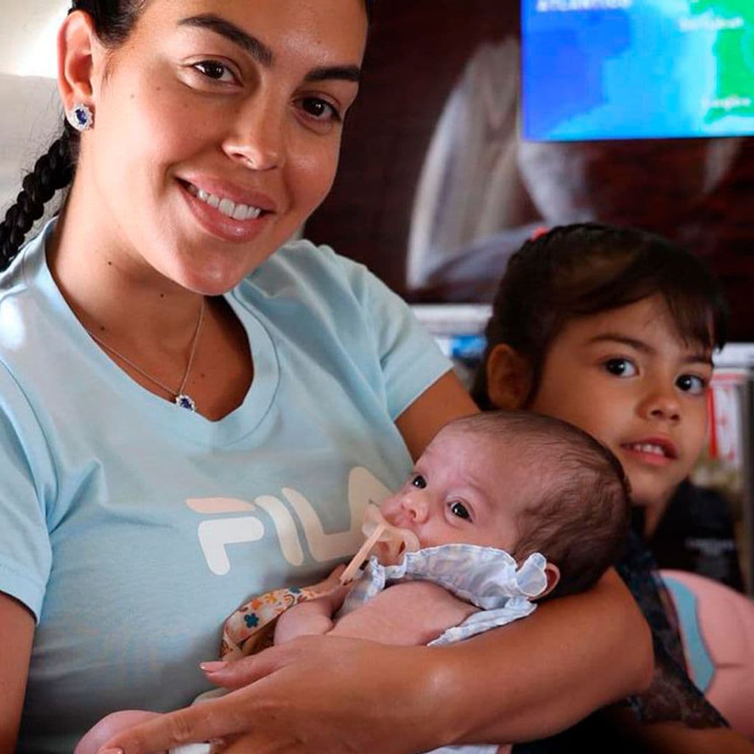 Georgina comparte el vídeo más tierno de Bella Esmeralda que, con solo 5 meses, se entretiene con este hobby