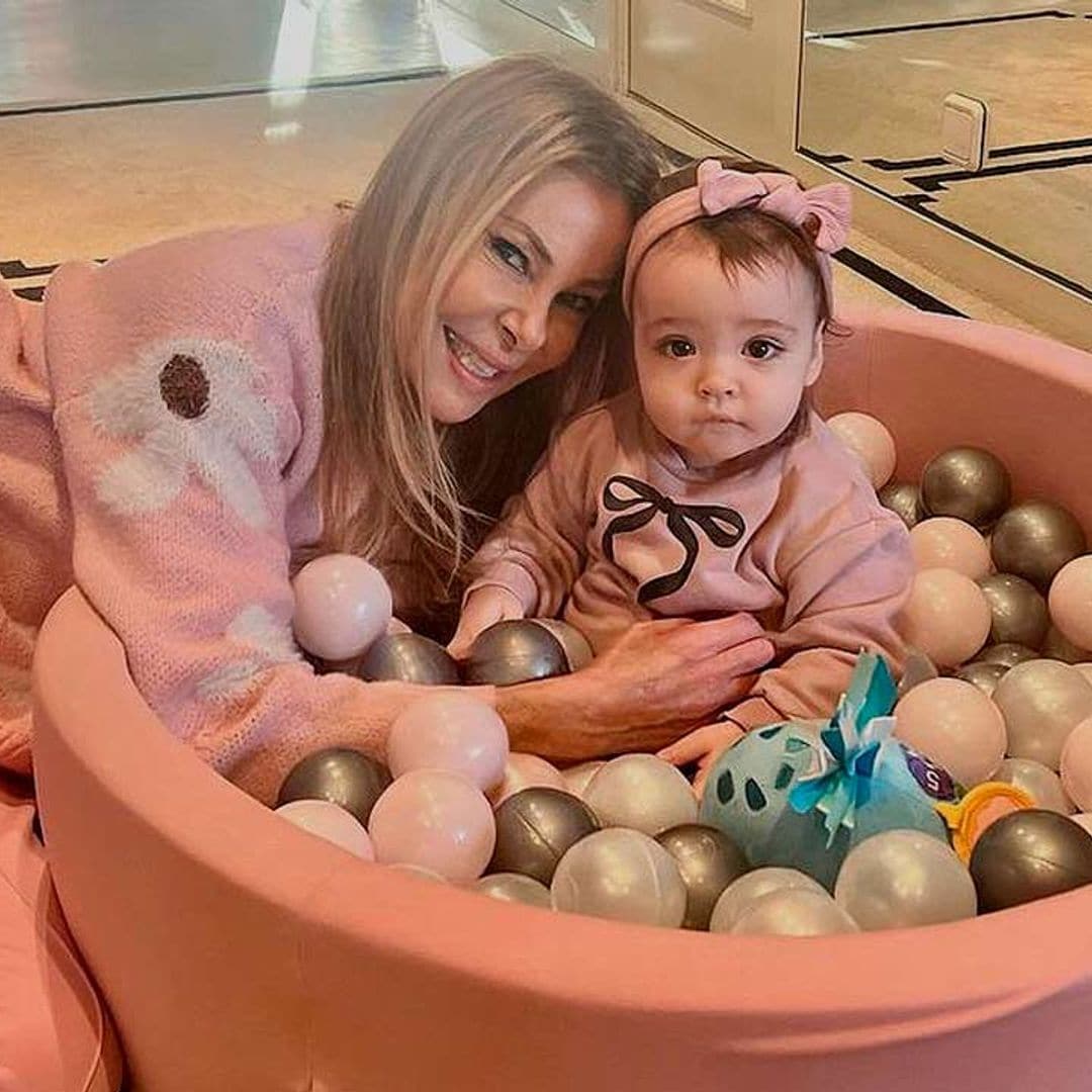 Ana Obregón celebra el 11º cumplemés de Anita con una piscina de bolas, looks coordinados ¡y un inseparable compañero!