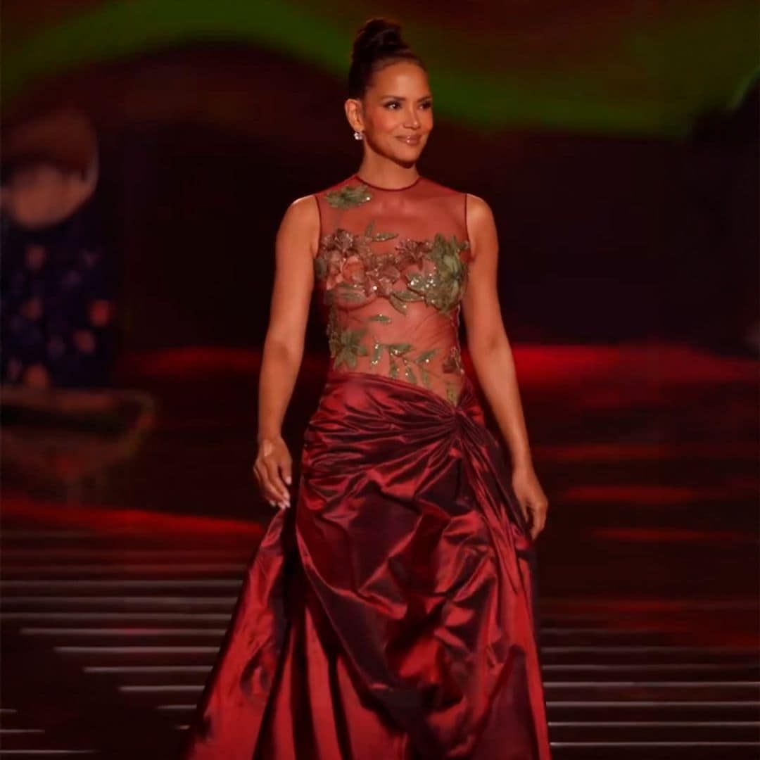 Halle Berry desfila en Riad con el vestido de su gran triunfo en los Oscar 22 años después