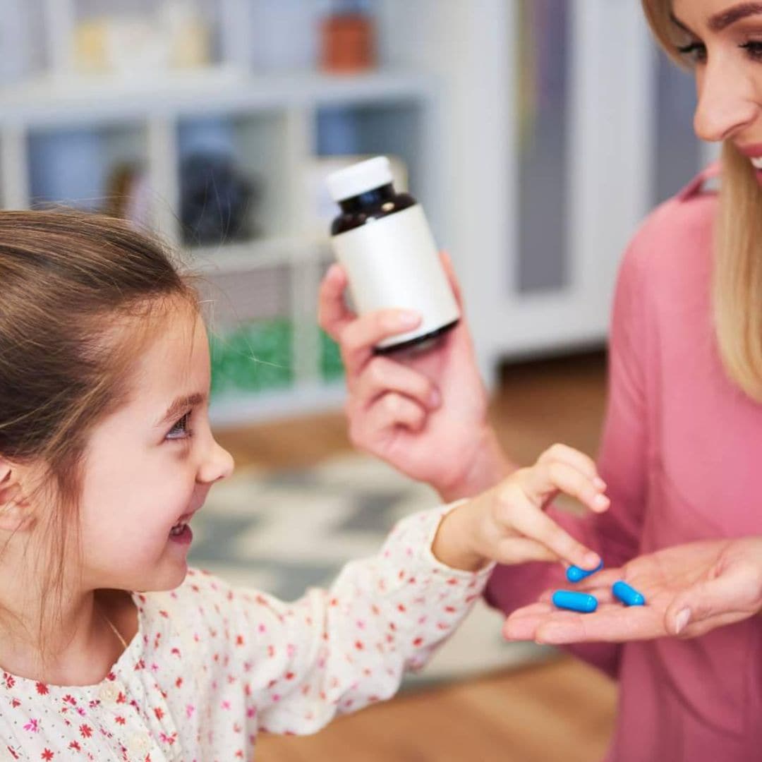 mam con medicamentos en la mano para su hija