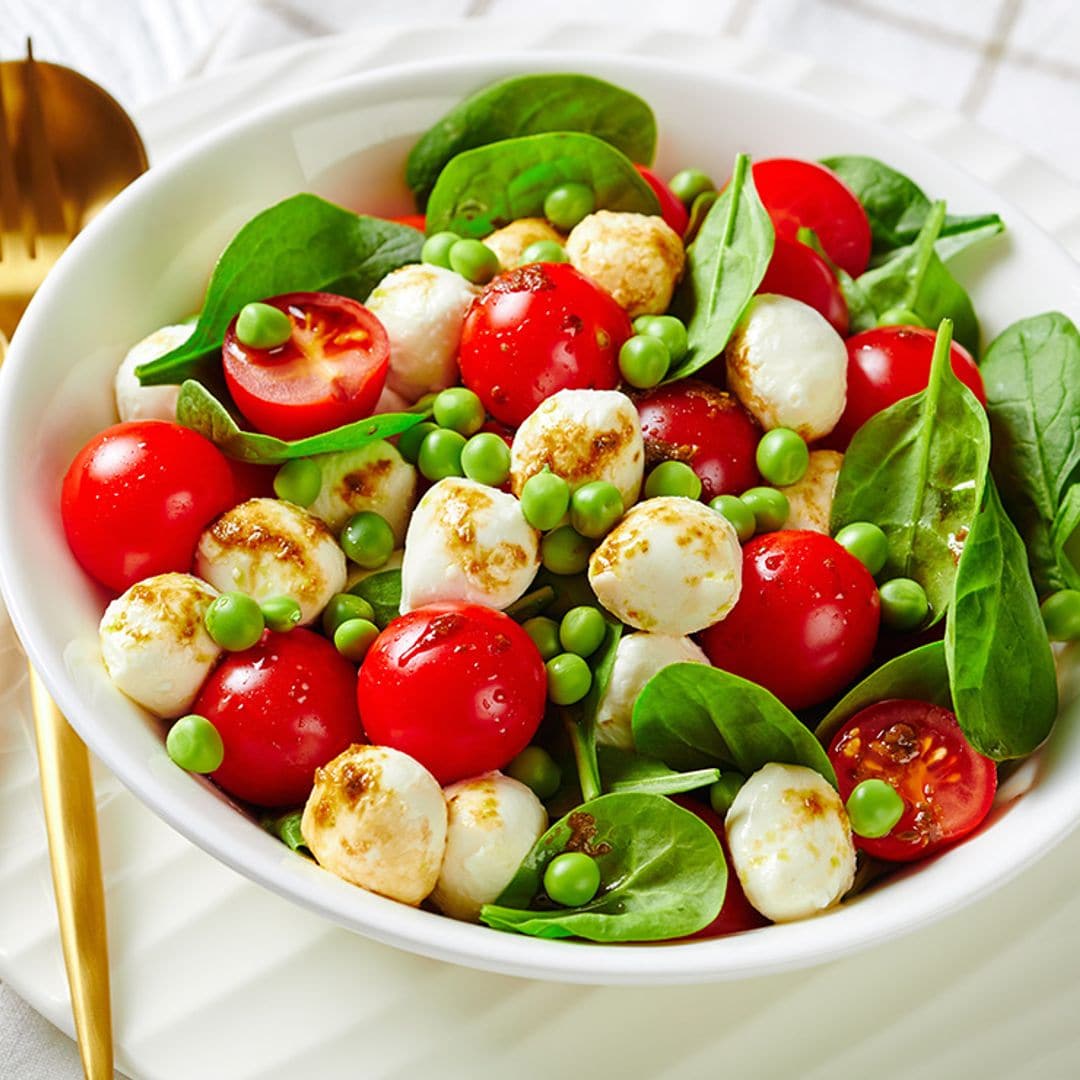 Ensalada Caprese con guisantes lágrima