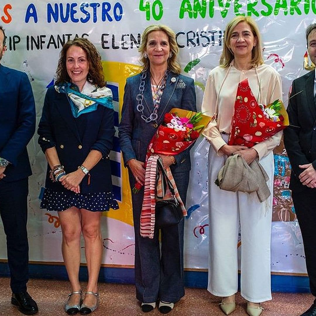 Las infantas Elena y Cristina visitan juntas un colegio madrileño que lleva su nombre