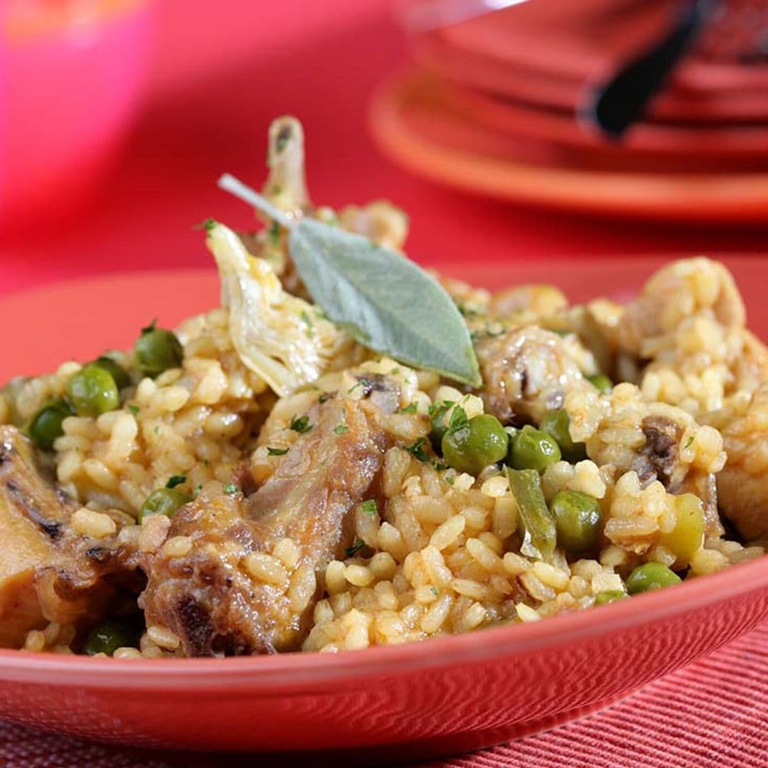 Arroz con conejo, vegetales y salvia