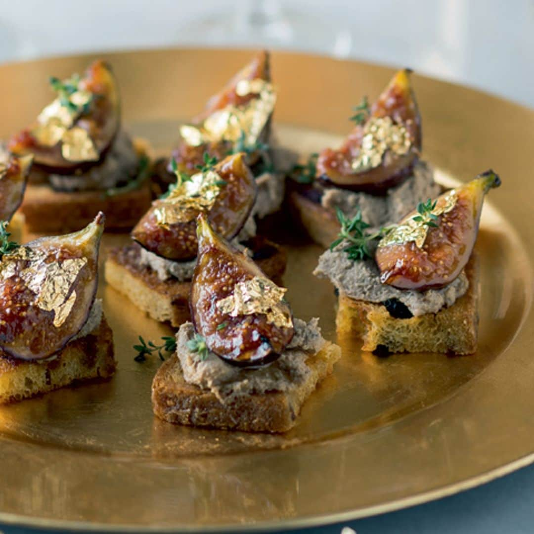 Tostas de 'foie' con higos caramelizados y pan de oro