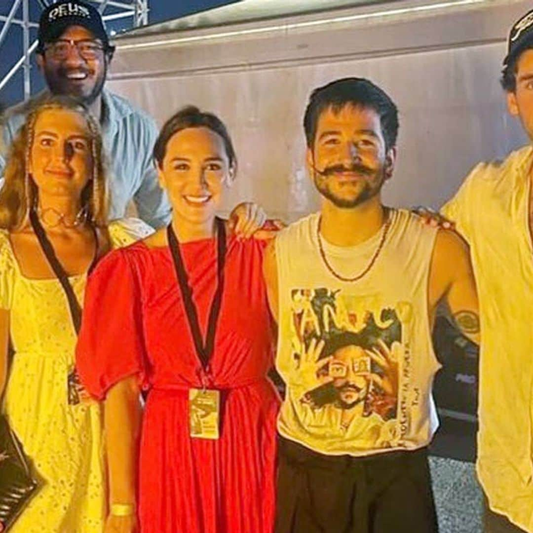 Las vacaciones de Tamara Falcó e Iñigo Onieva con su 'tribu' en Mallorca: encuentro con Camilo y planes gastro