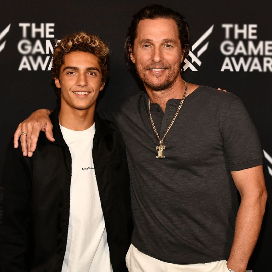 El gran cambio de Levi, hijo Matthew McConaughey, que posa con su padre en la alfombra roja