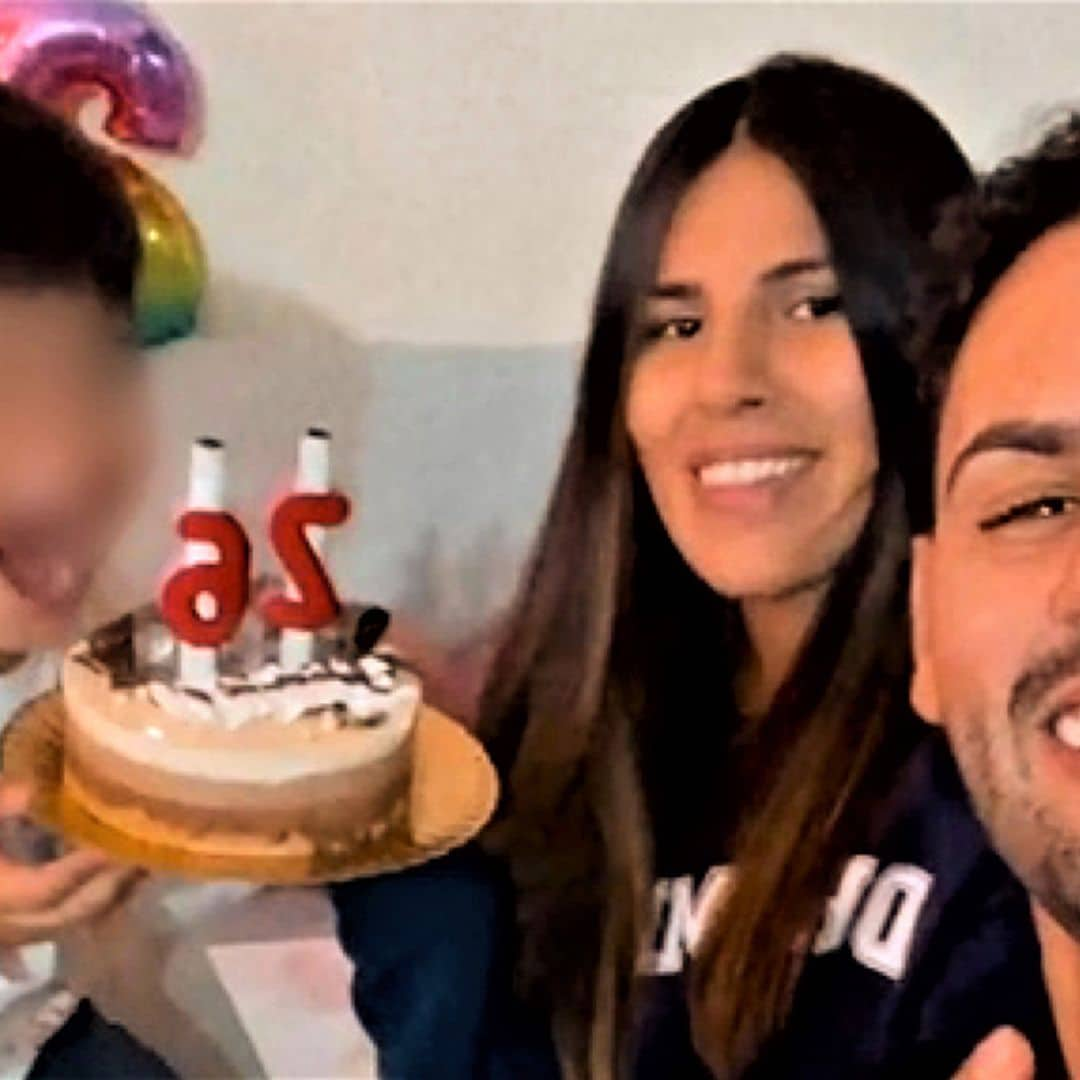 Isa Pantoja sopla las velas junto a su hijo y Asraf sin la presencia de ningún otro miembro de su familia