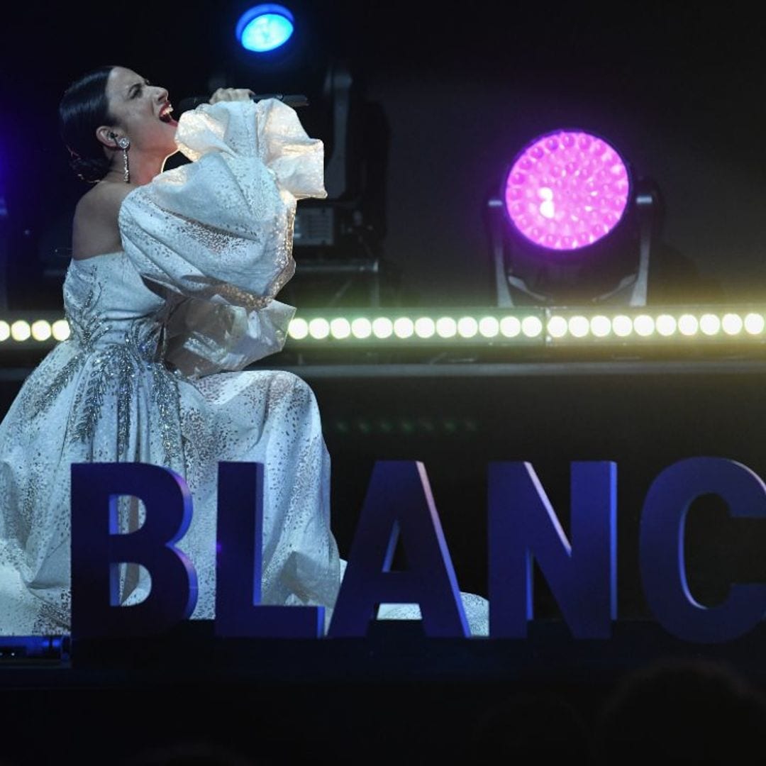 Blanca Paloma, arropada por sus padres en el concierto de despedida antes de poner rumbo a Eurovisión