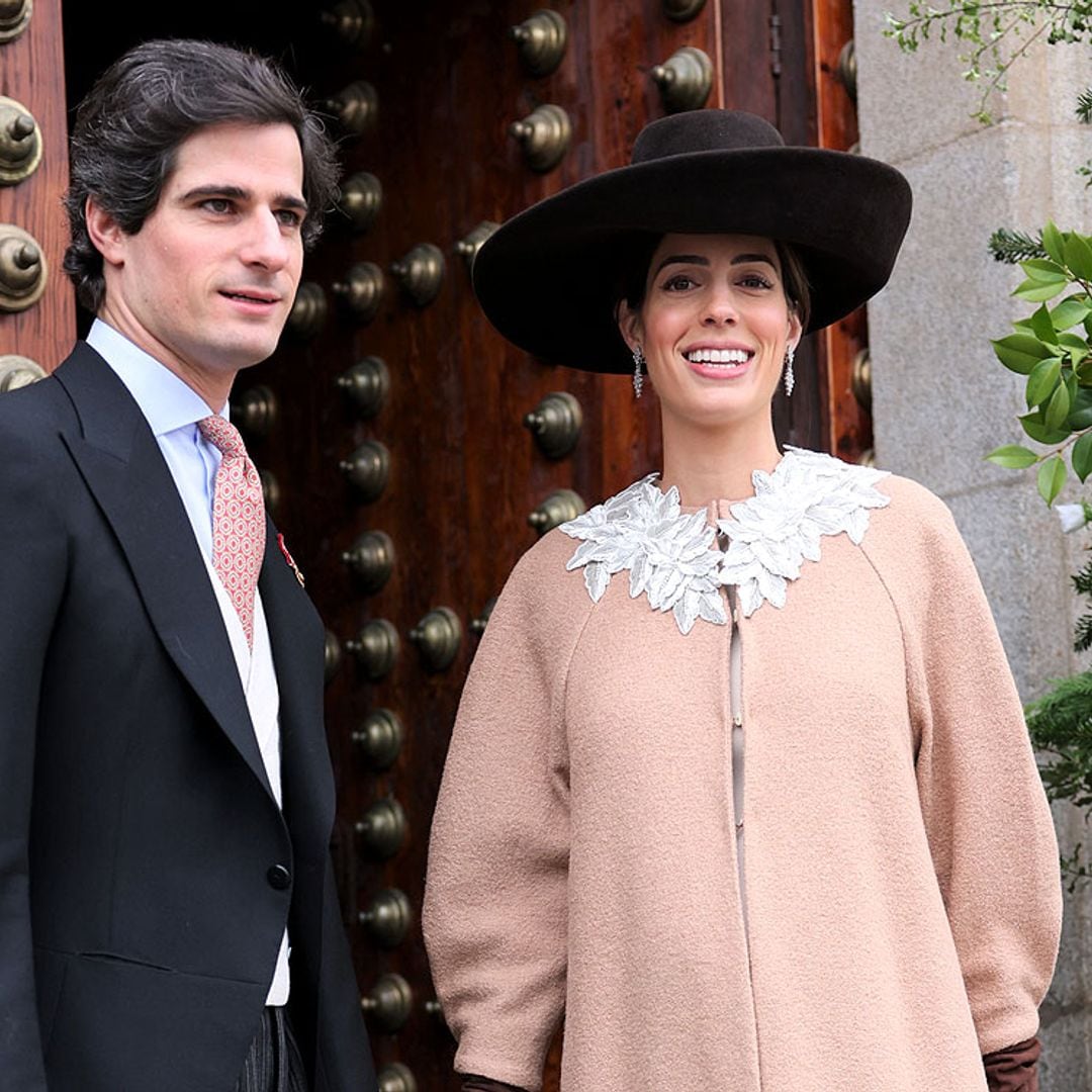 La duquesa de Huéscar, muy feliz en la recta final de su embarazo, asiste a la boda de su hermano Beltrán