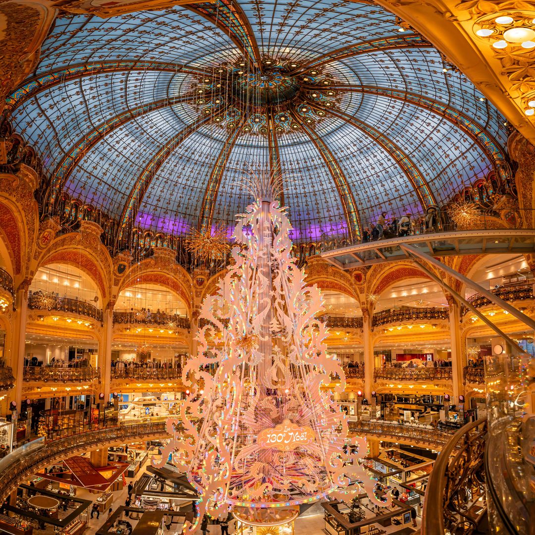 Árbol de Navidad de galerías Lafayette durante la Navidad 2024-2025, cuando cumple 130 años