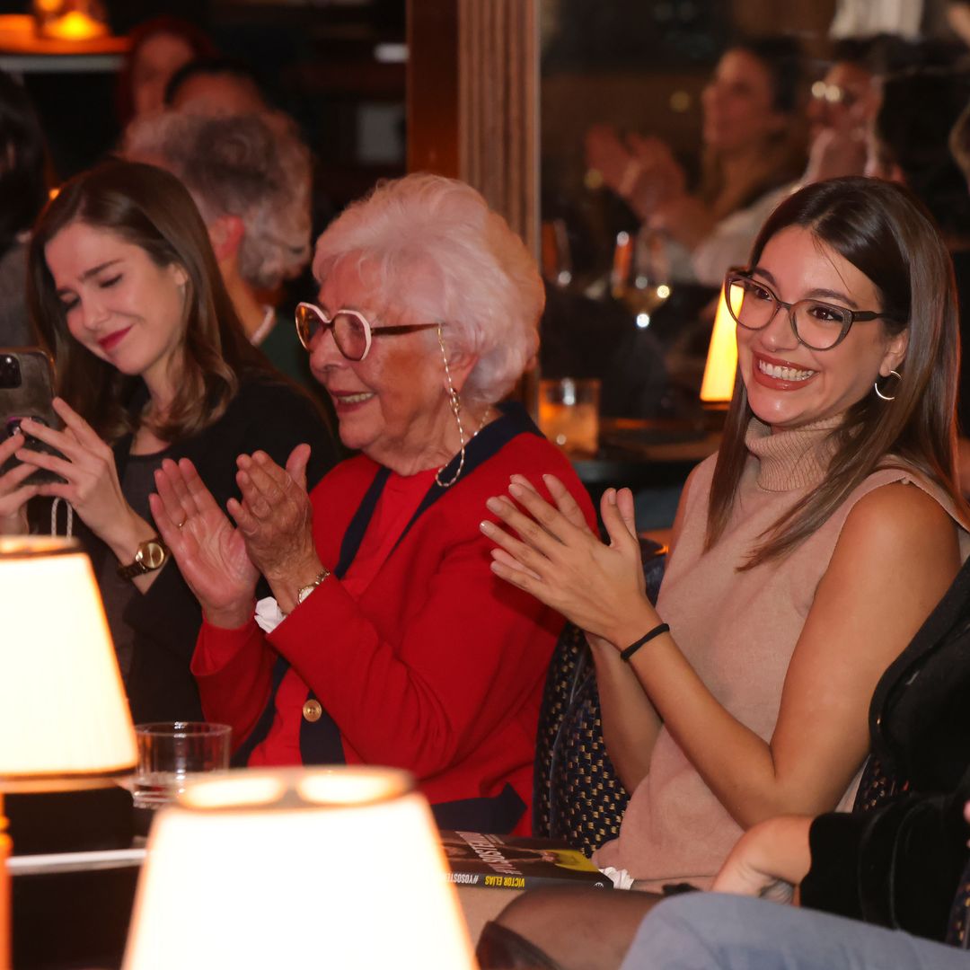 Víctor Elías emociona a las tres mujeres de su vida en la presentación de su desgarrador libro