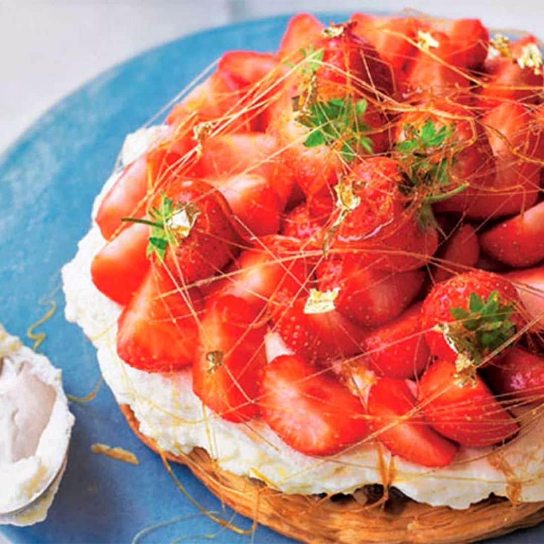 Tarta imperial de fresas con plátano y nata