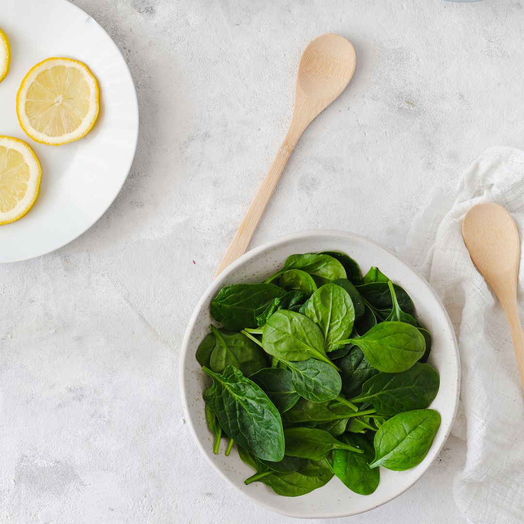 Ensalada de espinacas y cebolla aderezada con limón