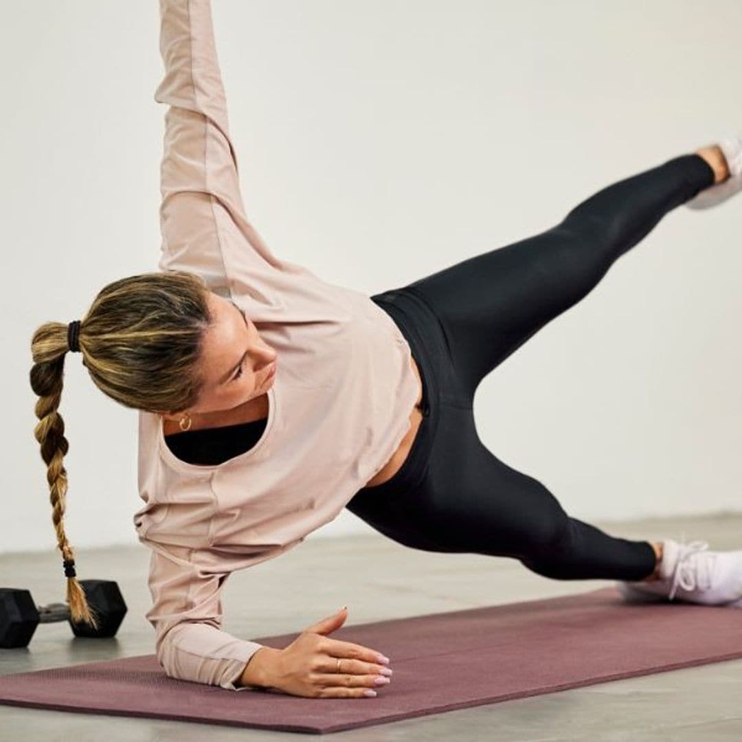 Solo necesitas dos mancuernas y esta rutina rápida para tonificar tus abdominales