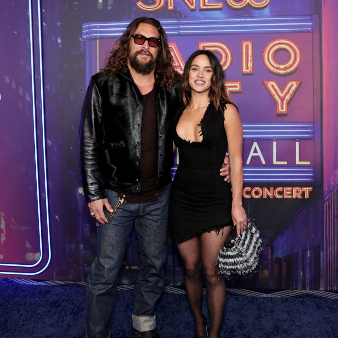 Adria Arjona y Jason Momoa hacen su debut oficial en la alfombra roja