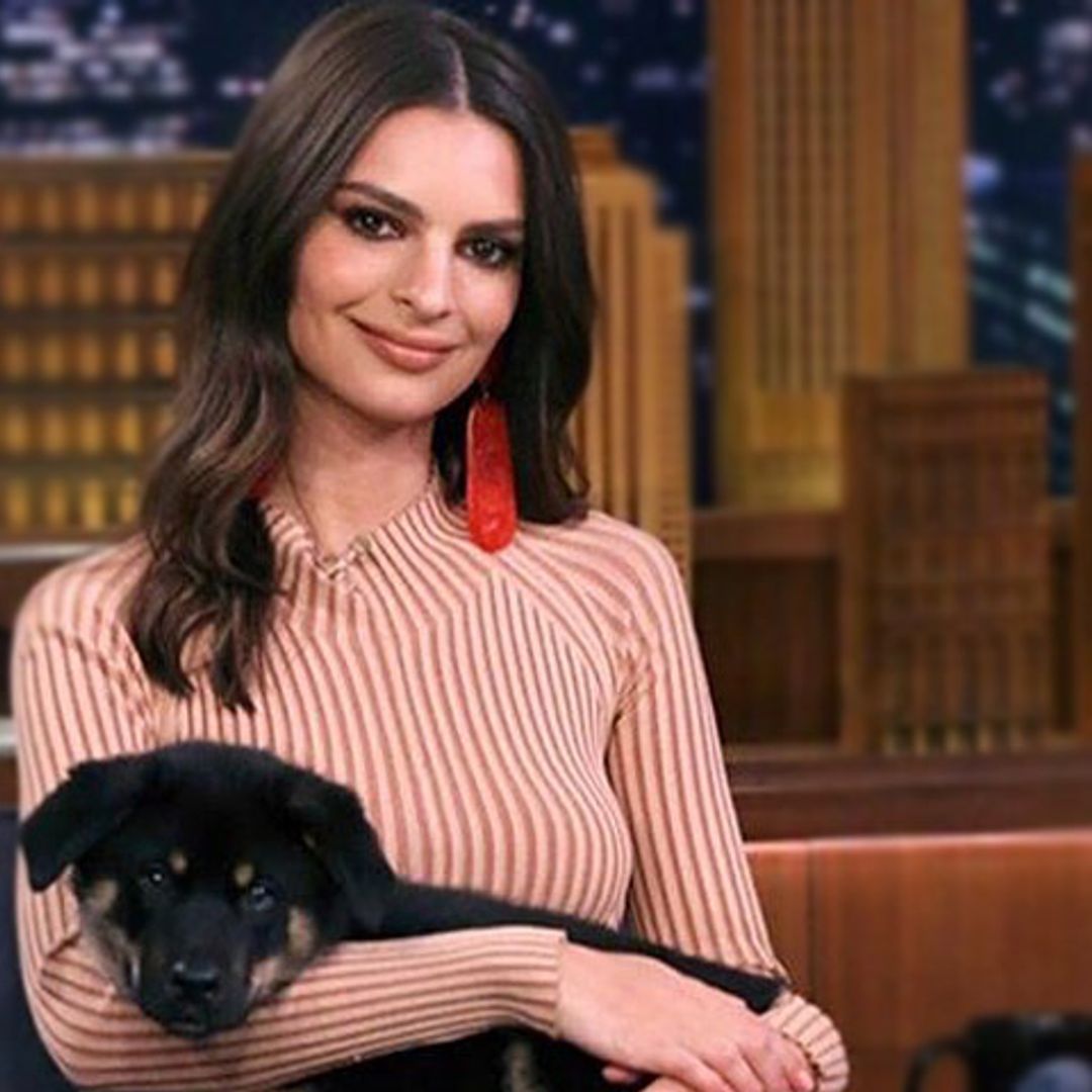 Emily Ratajkowski copia a las españolas unos pendientes de 16 euros