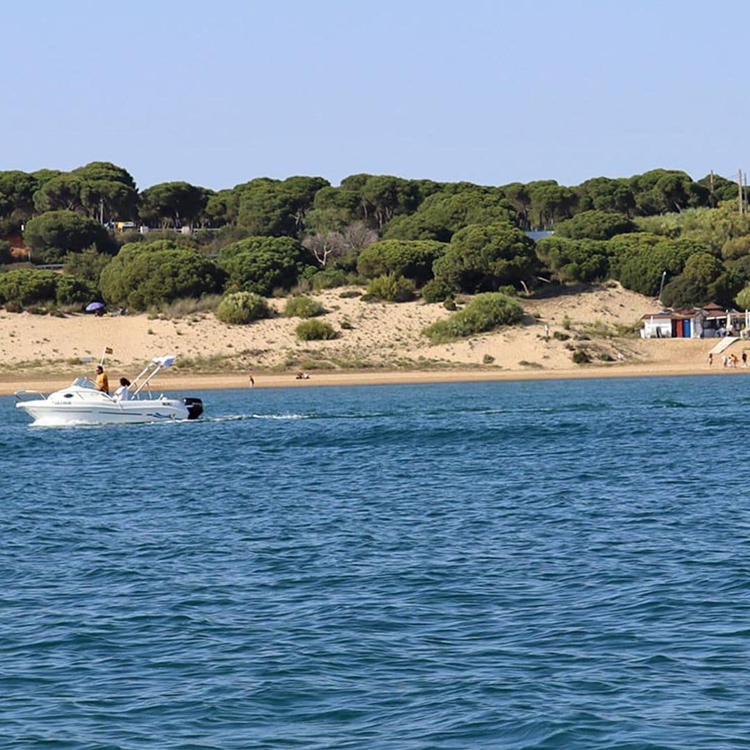 En barco a la playa por las marismas del río Piedra