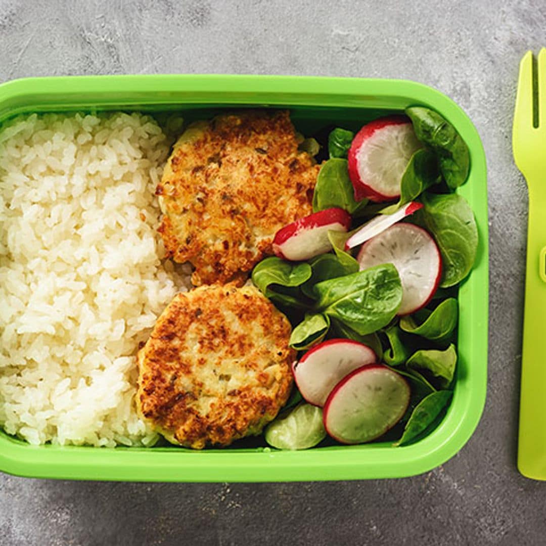 Hamburguesas de pollo con arroz blanco y ensalada. Receta de táper