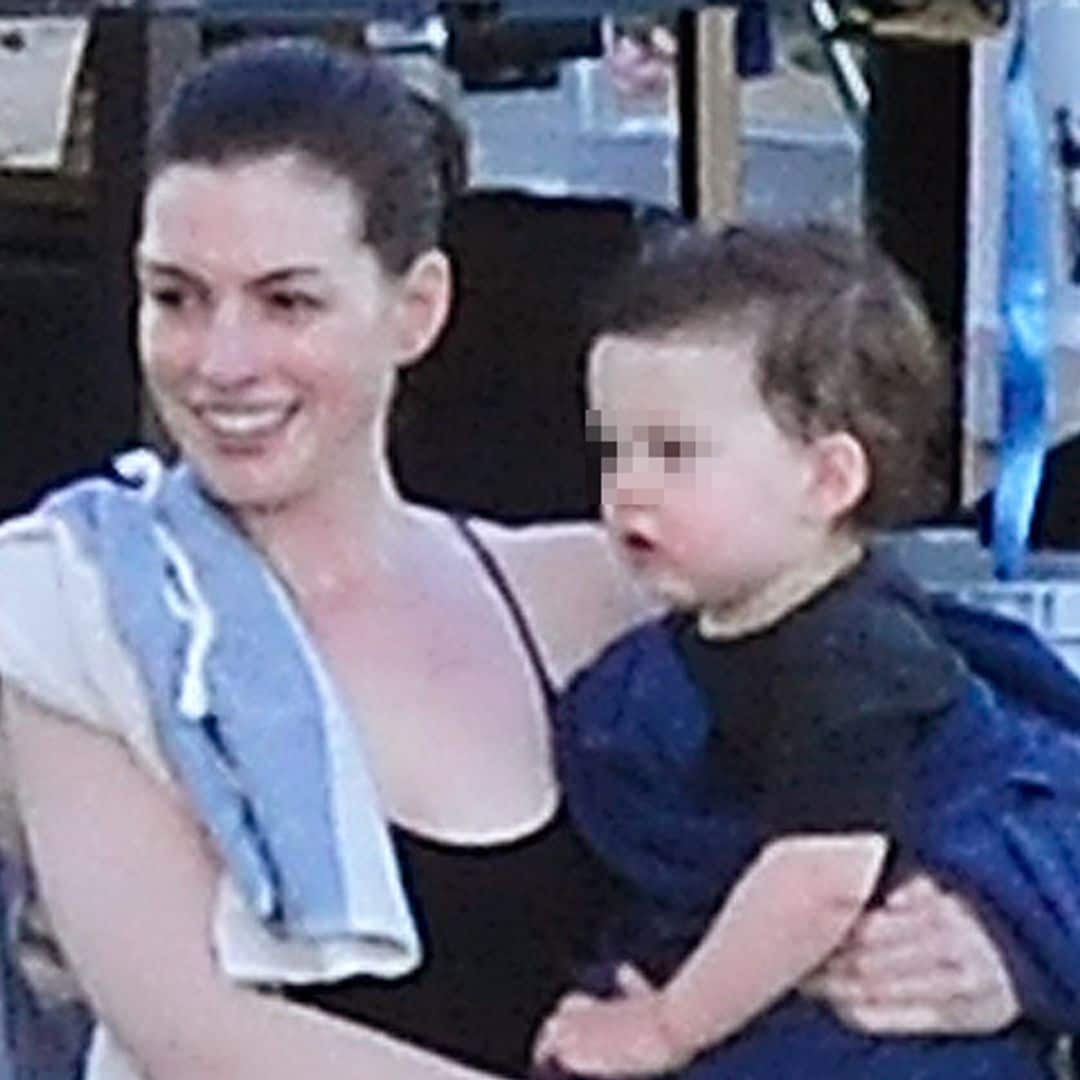 Anne Hathaway no se separa de su bebé ni en el trabajo