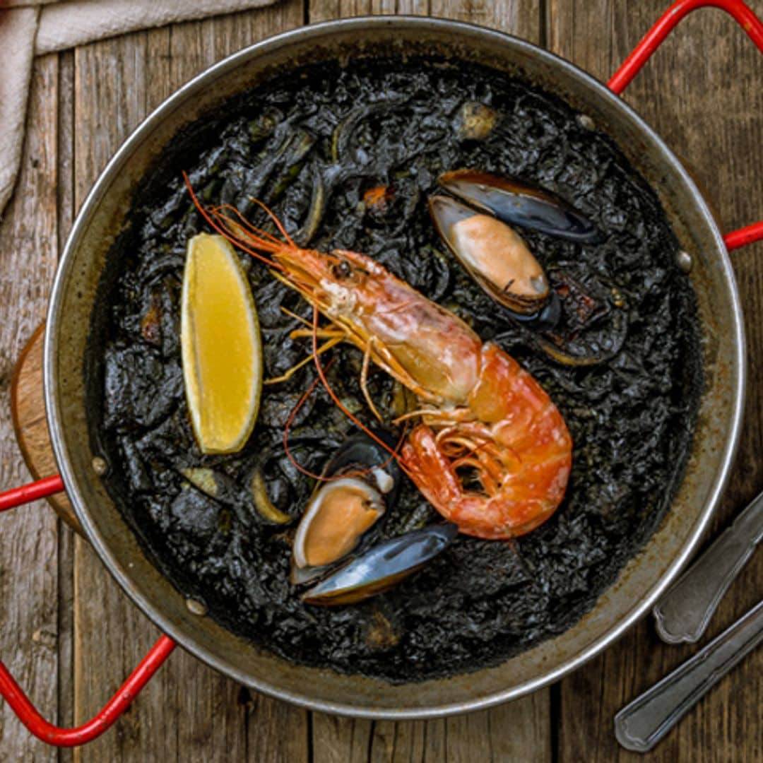 Arroz negro con gambón y mejillones