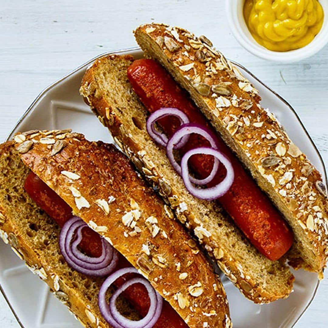 Perrito caliente con mostaza y cebolla