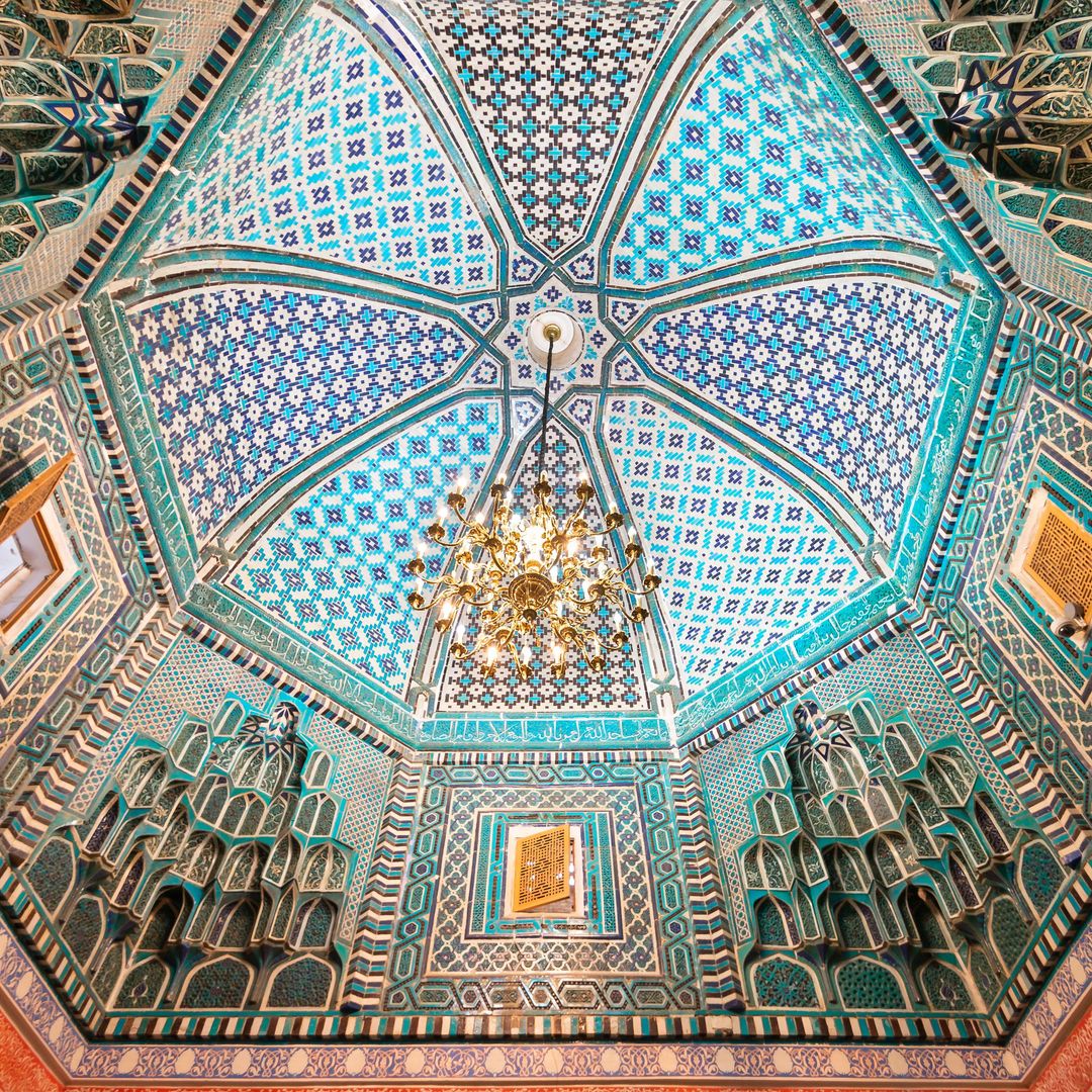 Decoración de la cúpula del mausoleo de Kusam Ibn Abbas en Shahi Zinda, Samarcanda, Uzbekistán