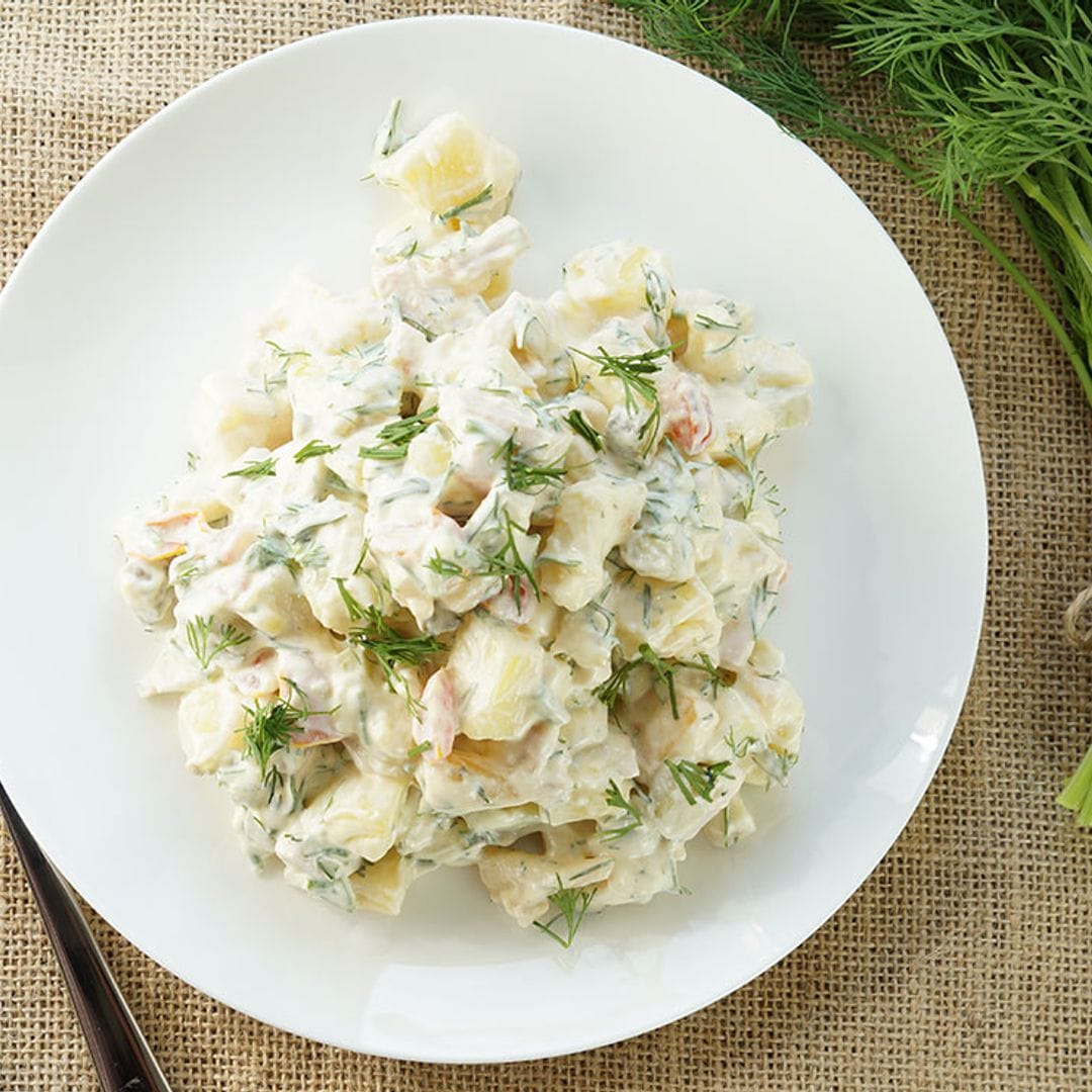 Ensalada tradicional alemana de patata, pepino y mayonesa