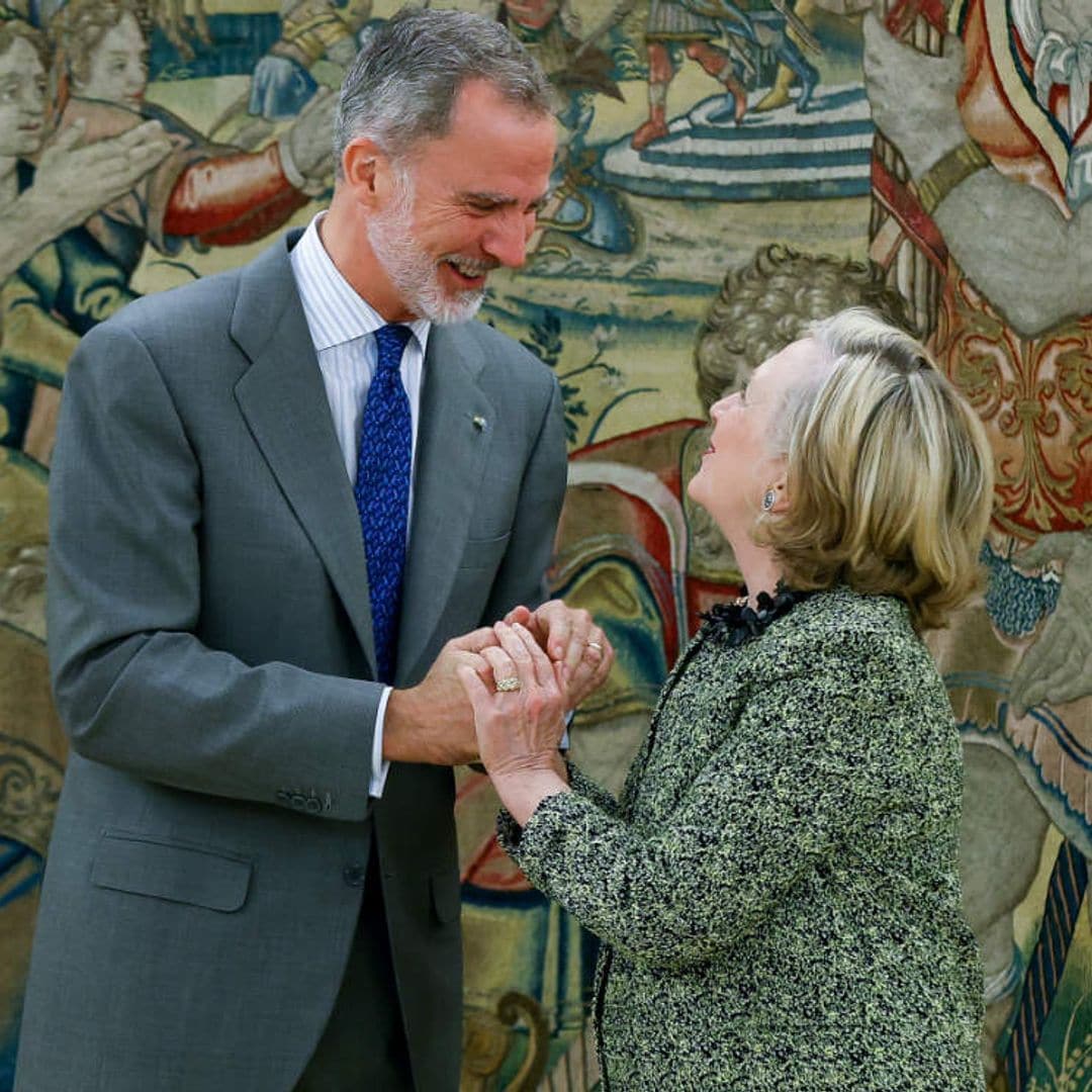 El afectuoso saludo del Rey a Hillary Clinton en el Palacio de la Zarzuela