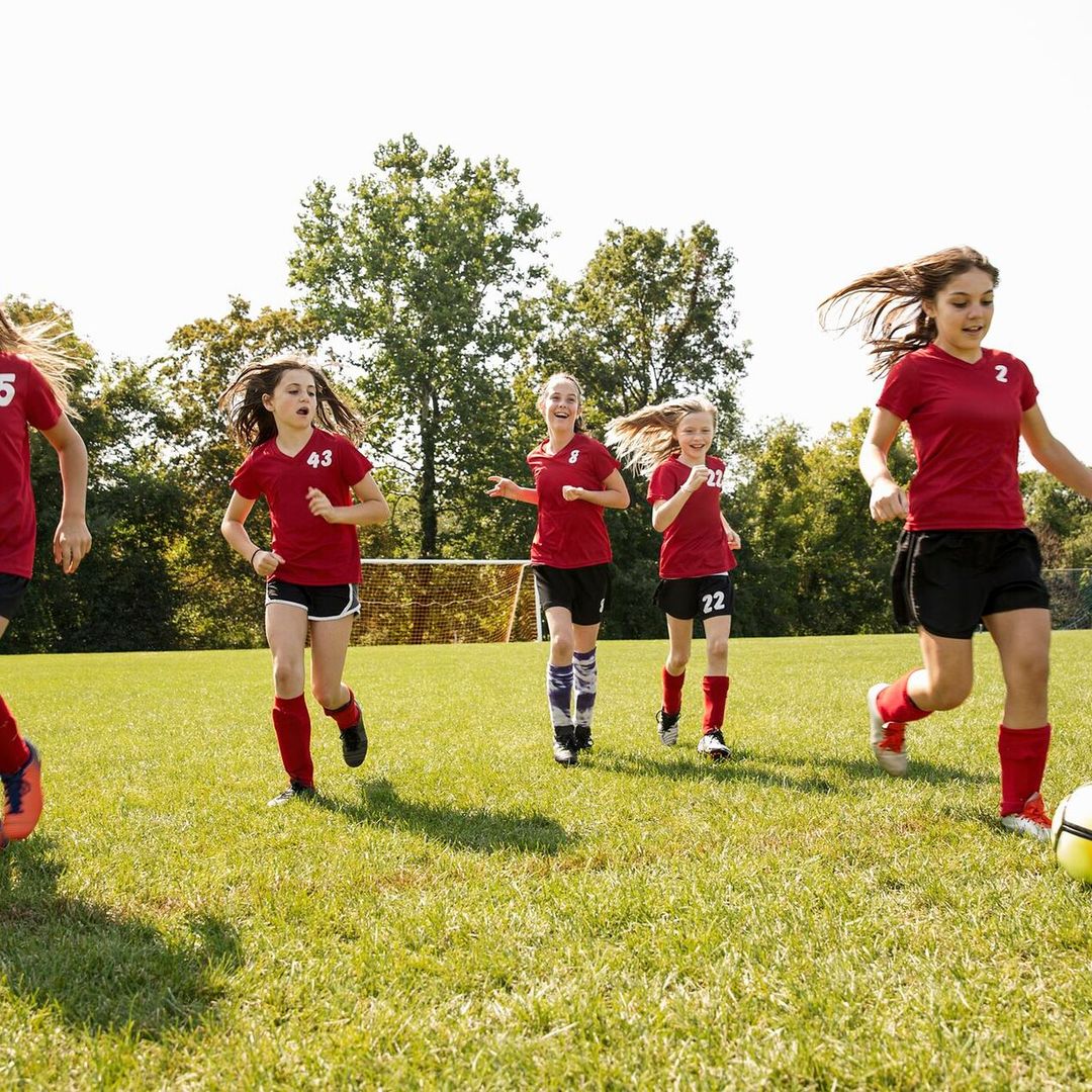 Niñas y chicas adolescentes que hacen deporte: ¿más propensas a sufrir ciertas lesiones?