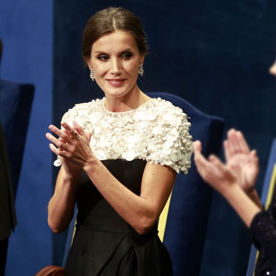 La Reina, fabulosa con un vestido bicolor con detalle floral que llevó antes Sassa de Osma