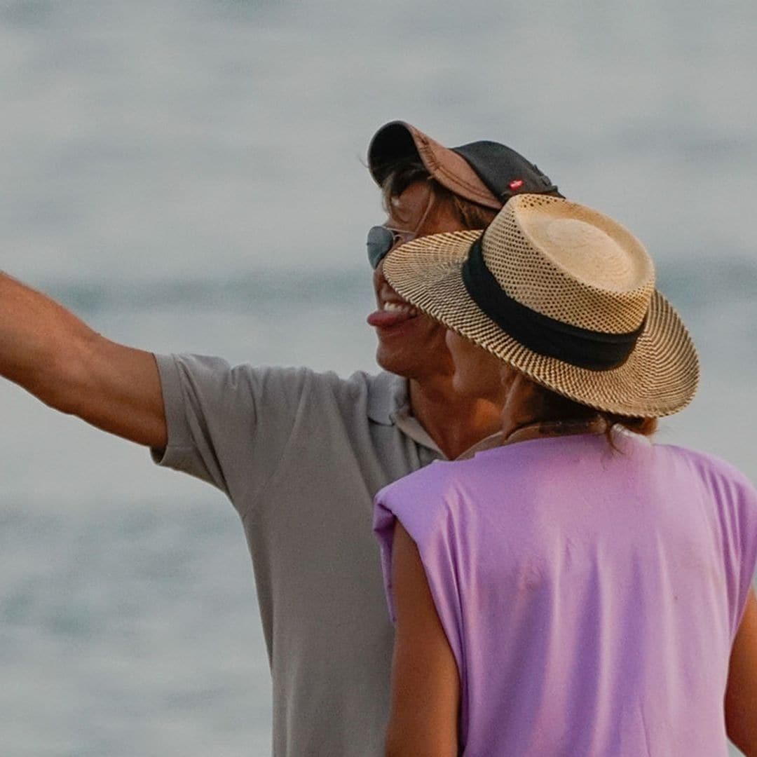 Tumbona, sol y un divertido 'selfie': Manuel Díaz, perfecta jornada playera junto a sus chicas