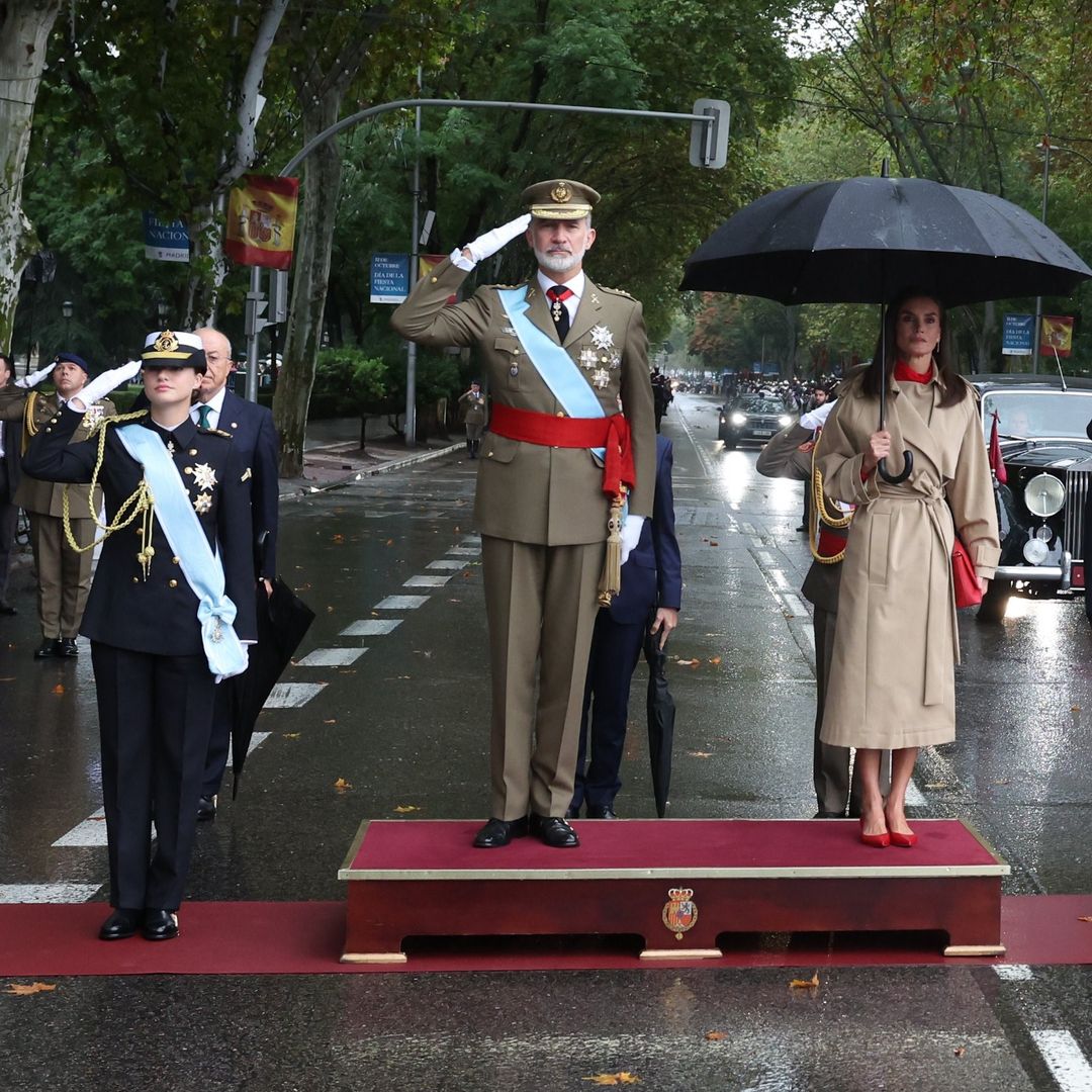 Los Reyes y la princesa de Asturias presiden el desfile del Día de la Hispanidad con la lluvia como gran protagonista