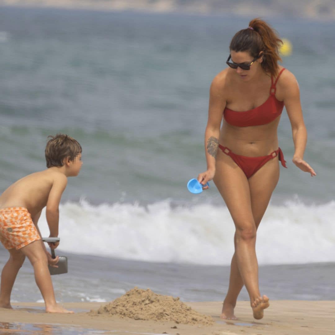 Las imágenes más bonitas de Laura Matamoros y Benji Aparicio con sus dos hijos en la playa