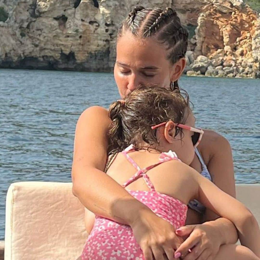 Los días de ensueño de Laura Escanes en Menorca junto a su hija Roma y su novio, Álvaro de Luna