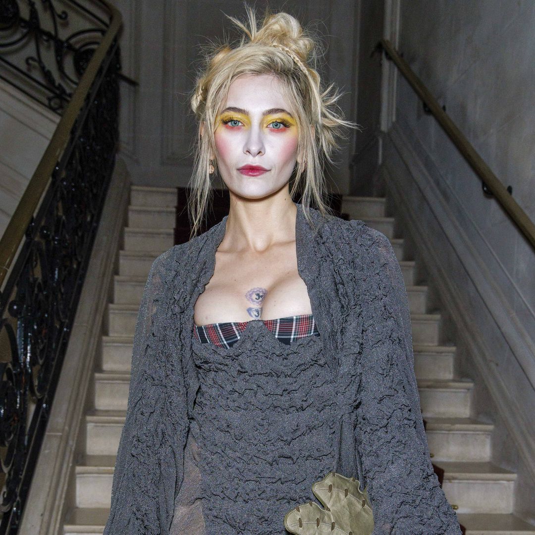 Paris Jackson adopta un atrevido 'look' con sombra amarilla en el desfile de Vivienne Westwood en París