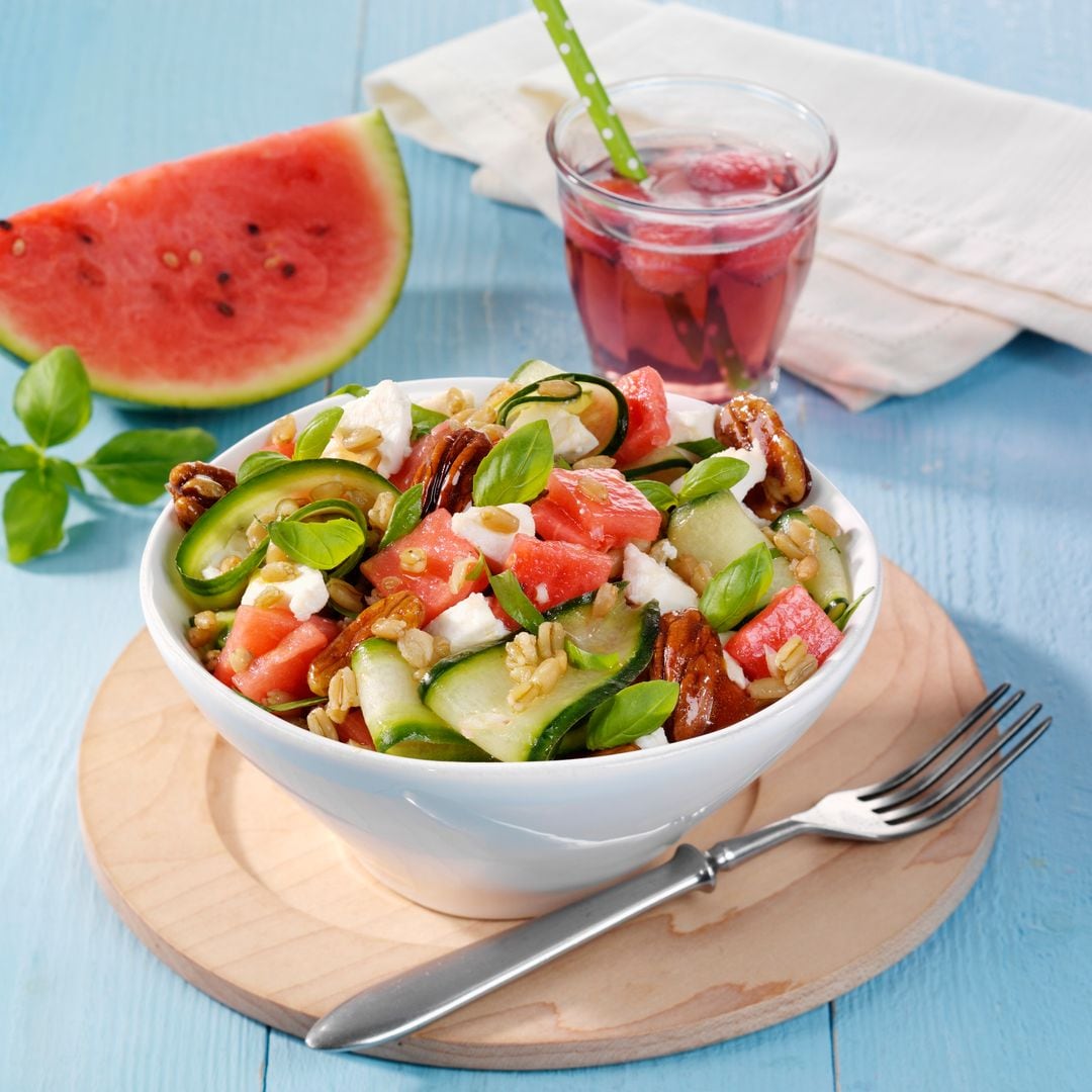 Ensalada de sandía con trigo, pepino, queso y nueces pecanas