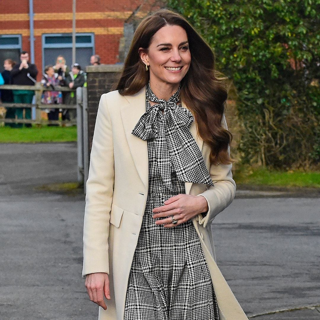 Kate Middleton recicla su vestido de Zara más elegante y versátil y lo renueva con su abrigo blanco favorito