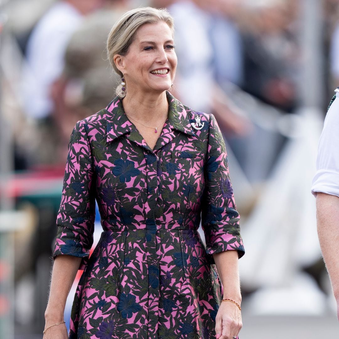 El elegante look de Sophie de Edimburgo para invitadas de otoño: vestido camisero con ‘print’ floral e impecable recogido