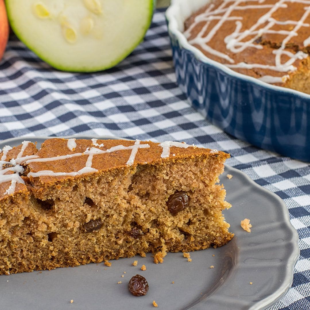 Bizcocho de calabacín y manzana con jengibre, canela y pasas