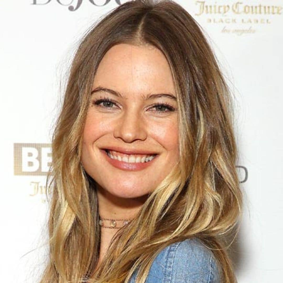 Behati Prinsloo intenta disimular su embarazo, pero no lo consigue