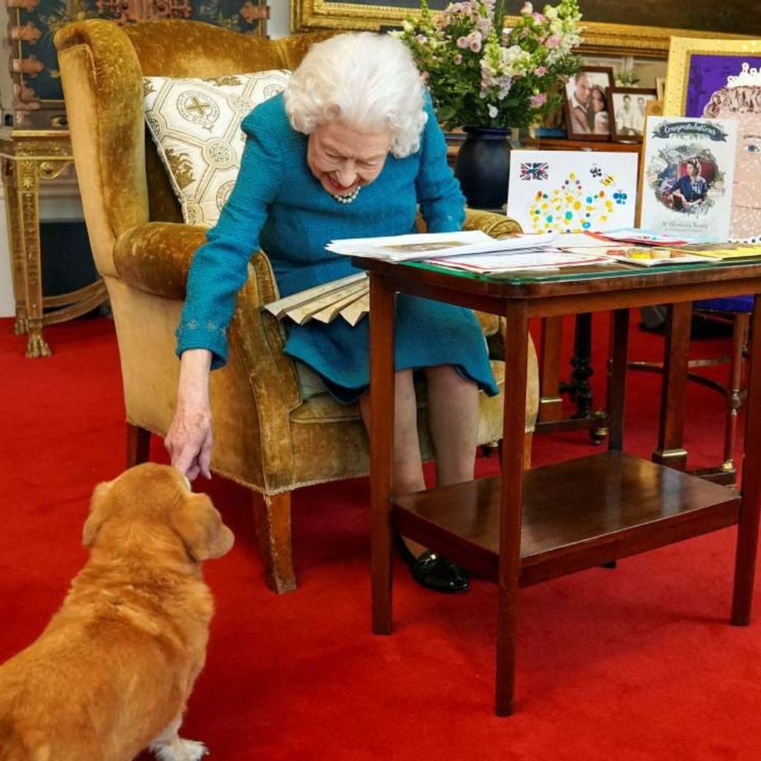 Isabel II, sorprendida por su mascota mientras se divierte con los regalos más ingeniosos por su Jubileo