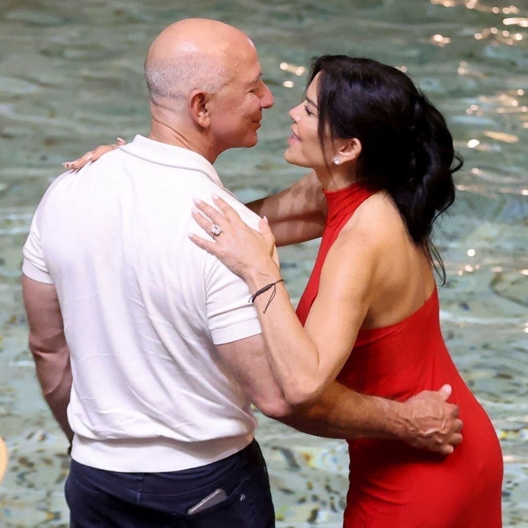 Con la Fontana di Trevi como telón de fondo, Lauren Sanchez y Jeff Bezos disfrutan de una romántica cita en Roma