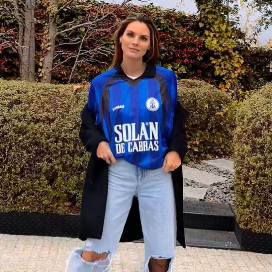 Por qué 'celebrities' y prescriptoras han hecho de la camiseta de fútbol el nuevo básico de moda