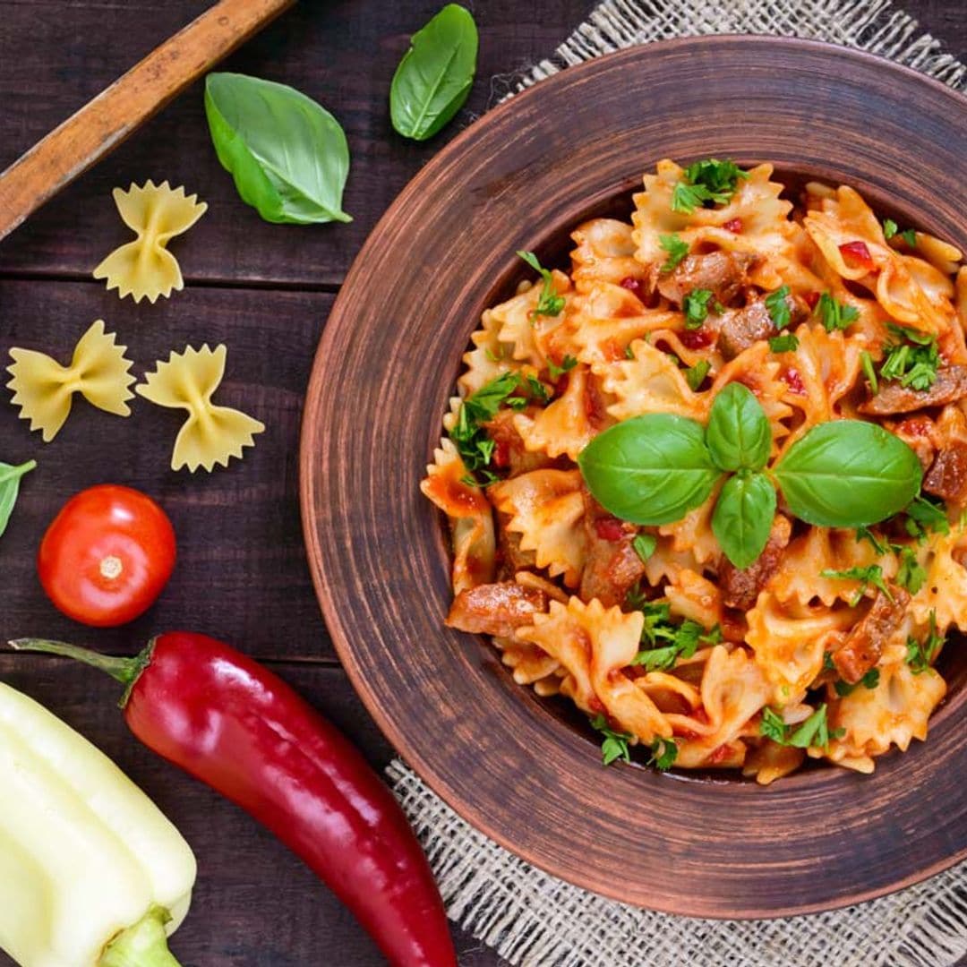 'Farfalle' integrales con pollo, pimiento y albahaca