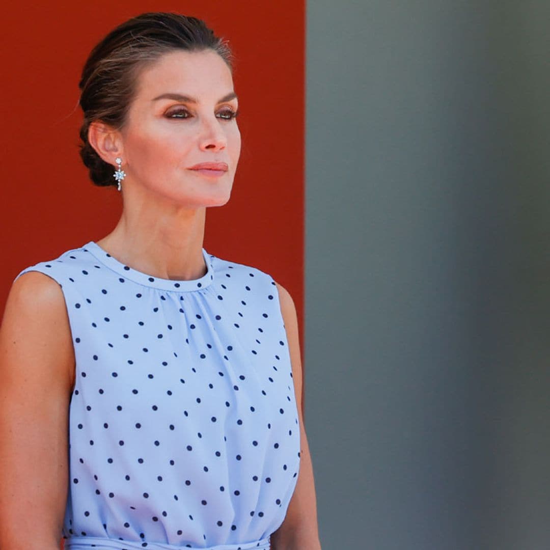 Doña Letizia recuerda sus días como princesa con un vestido celeste de lunares