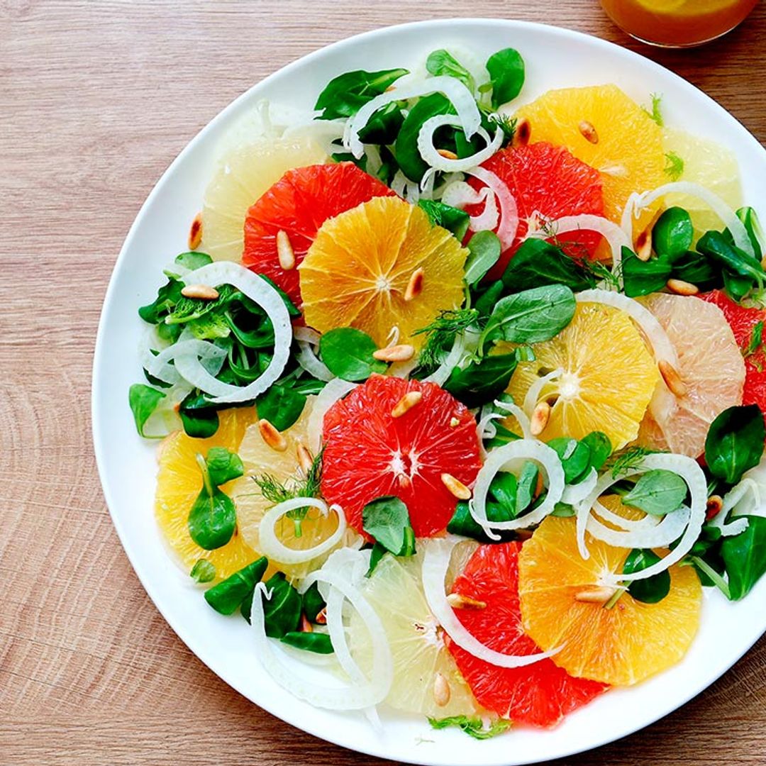 Ensalada de cítricos y piñones con aliño de lima-limón