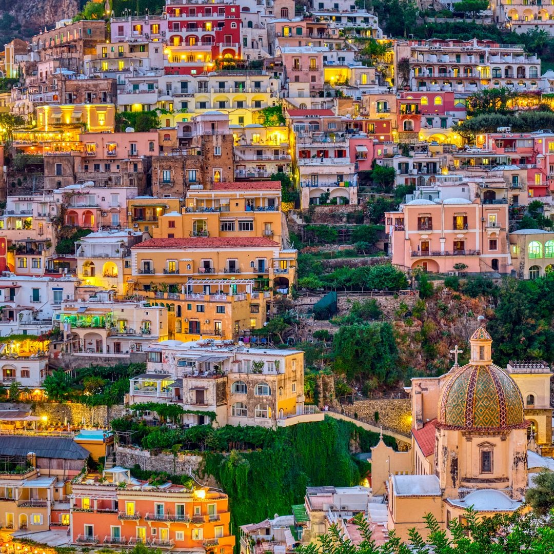 Casas del pueblo de Positano trepando sobre el acantilado, Costa Amalfitana, Italia