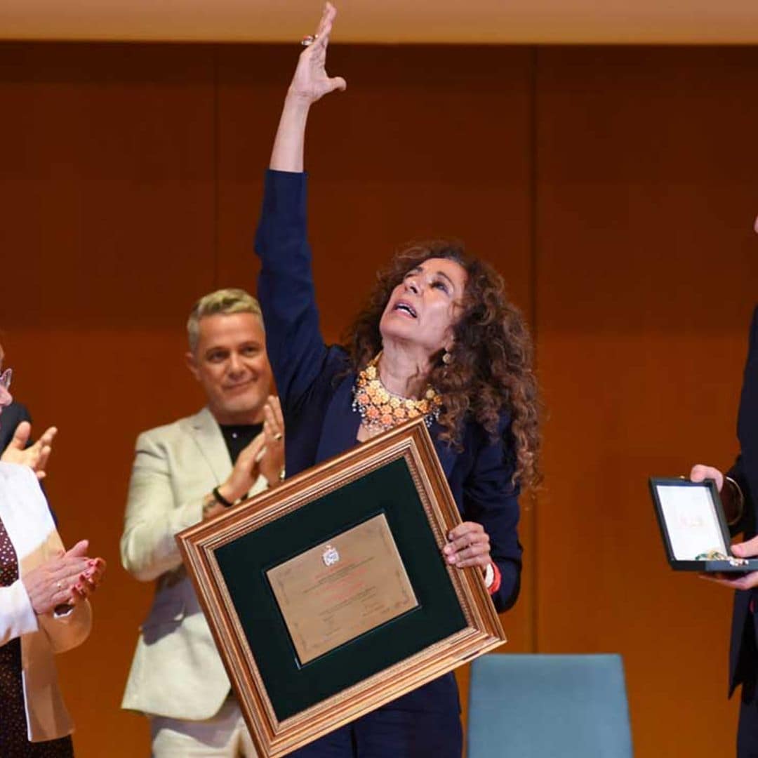 La emoción de Rosario Flores, junto a Alejandro Sanz, al recoger una distinción muy especial para ambos